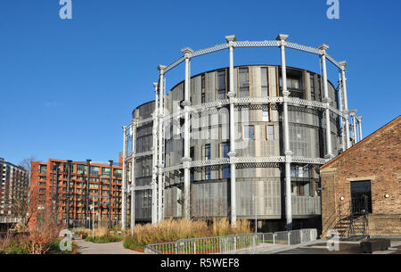 Apartments in alten gasholders und andere Sanierungen, King's Cross, London, England, Großbritannien Stockfoto