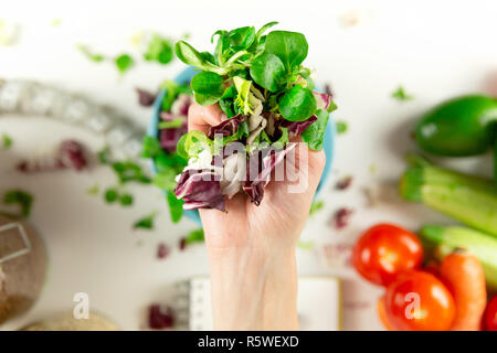 Pflanzliche Ernährung Ernährung und Medikamente Konzept. Ernährungsberaterin bietet gesundes Gemüse Diät. Stockfoto