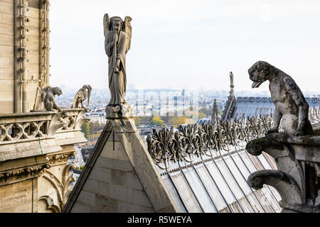 Statuen von Chimären mit Blick auf das Dach der Kathedrale Notre-Dame de Paris von den Türmen Galerie mit der Statue von einem Engel mit Posaune einen Stockfoto