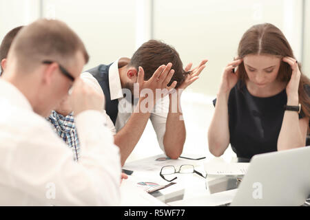 Business Team ueber finanzielle Probleme einer neuen Anlauf Stockfoto