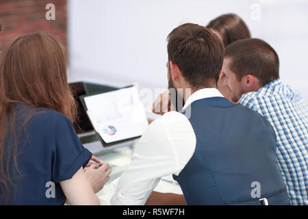 Ansicht der Rückseite. Business Team ueber finanzielle Dokumente Stockfoto