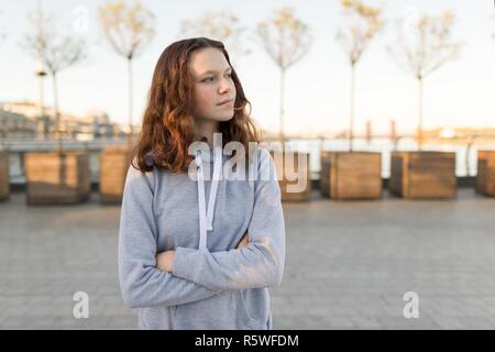 Outdoor Portrait von einem schönen lächeln Teenager Girl 14, 15 Jahre alten, goldenen Stunde Stockfoto