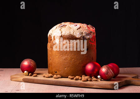 Ganzen klassischen Panettone - Traditionelle italienische Weihnachtskuchen Stockfoto