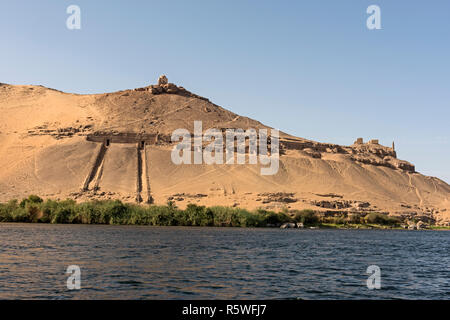 Blick vom Nil Rive der Gräber der Adligen Berg in Assuan, Ägypten Stockfoto