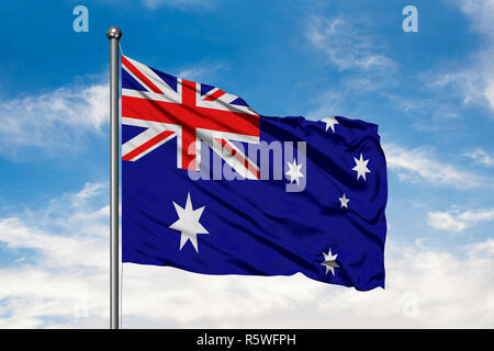 Flagge Australien winken im Wind gegen Weiße bewölkt blauer Himmel. Australische Flagge. Stockfoto