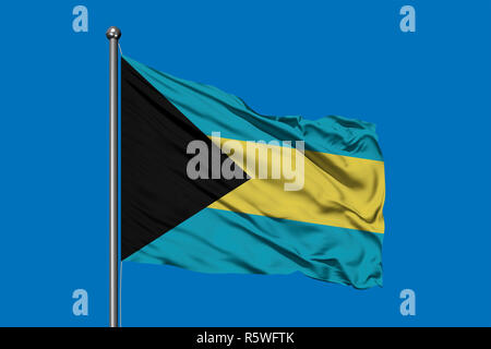 Flagge Bahamas winken im Wind gegen den tiefblauen Himmel. Bahamas Flagge. Stockfoto