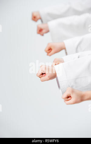 Die Studioaufnahme Gruppe von Kinder Karate Martial Arts training Stockfoto