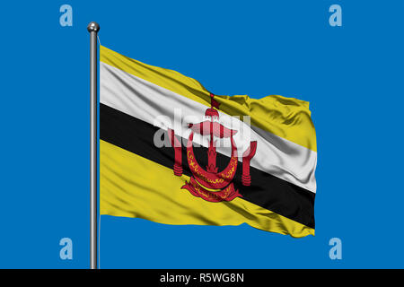 Flagge Brunei winken im Wind gegen den tiefblauen Himmel. Bruneian Flagge. Stockfoto