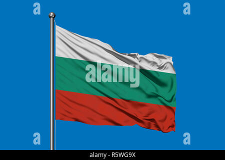 Flagge Bulgarien winken im Wind gegen den tiefblauen Himmel. Bulgarische Flagge. Stockfoto