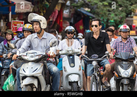 Hanoi, Vietnam - ca. Oktober 2015: Schätzungen gibt es rund 5 Millionen Motorroller und Motorräder in Hanoi. Die Verschmutzung wird real Problem. Stockfoto