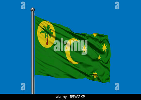 Flagge von Cocos Inseln im Wind gegen den tiefblauen Himmel. Keeling Islands Flagge. Stockfoto