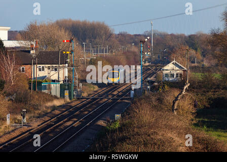 First Transpennine Express Klasse 185 Zug passiert die mechanische Stellwerk und Semaphore Halterung Signale an Welton, bahnübergang East Yorkshire Stockfoto