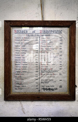 Historische Liste der Rektoren in St. Johannes der Täufer Pfarrkirche, Bishopstone, Salisbury, England, Großbritannien Stockfoto