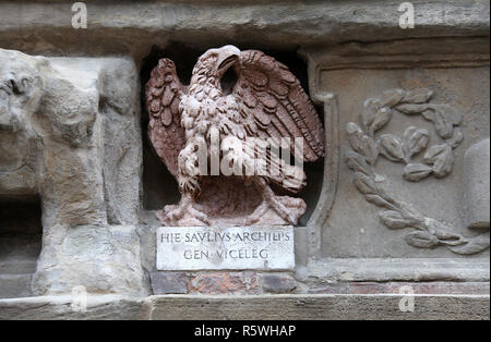 Fassade des Palazzo d Accursio in Bologna mit Eagle Skulpturen von Michelangelo Stockfoto