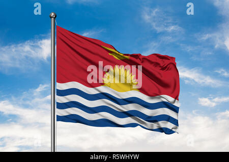 Flagge Kiribati winken im Wind gegen Weiße bewölkt blauer Himmel. Stockfoto