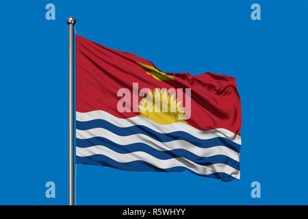 Flagge Kiribati winken im Wind gegen den tiefblauen Himmel. Stockfoto