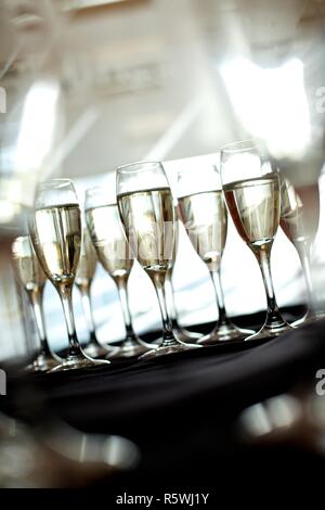 9 Gläser Champagner auf einem silbernen Tablett zu einem Gastfreundschaft Abendveranstaltung. Stockfoto