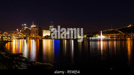 Panoramablick auf die nächtliche Aussicht auf die Skyline von Pittsburgh aus dem Zusammenfluss von Allegheny und Monongahela Rivers Stockfoto