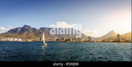 Panoramablick auf das Meer Blick auf Kapstadt mit dem Tafelberg und der Lions Head im Hintergrund Stockfoto