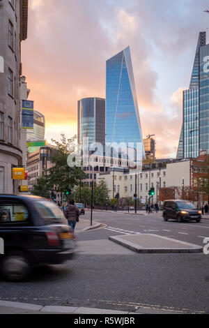 England, London, Blick von der Ecke der Minories und Aldgate Hauptstraße des modernen Bürogebäuden Stockfoto