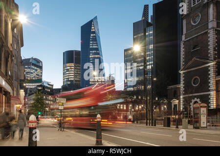 England, London, Aldgate hohe Straße bei Nacht mit Blick auf den Finanzplatz London Stockfoto