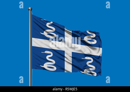 Flagge Martinique winken im Wind gegen den tiefblauen Himmel. Stockfoto