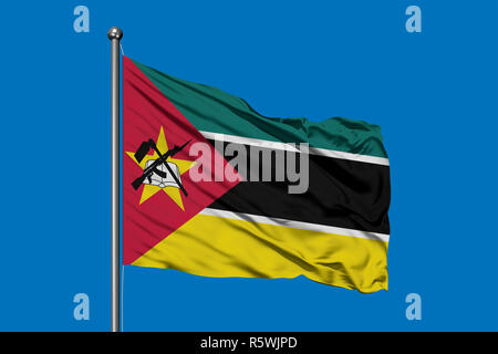 Flagge Mosambik winken im Wind gegen den tiefblauen Himmel. Mosambikanische Fahne. Stockfoto
