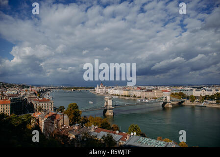 Blick auf die Skyline der Stadt und die széchenyi Kettenbrücke, Budapest, Ungarn Stockfoto