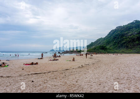 Menschen Sonnenbaden am Strand von Lopes Mendes, Ilha Grande, Brasilien Stockfoto