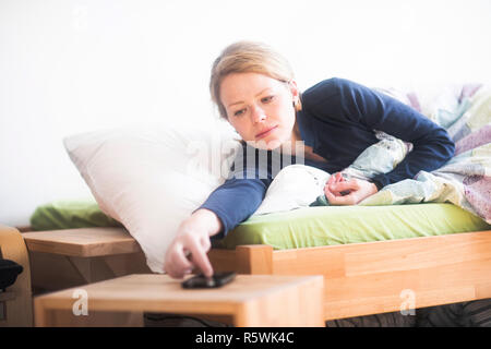Frau Ausschalten des Alarms auf Ihrem Mobiltelefon Stockfoto