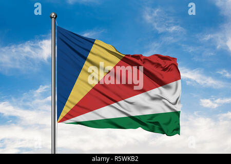 Flagge Seychellen winken im Wind gegen Weiße bewölkt blauer Himmel. Seychellois Flagge. Stockfoto