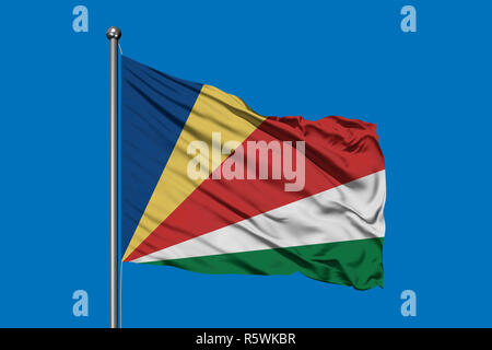 Flagge Seychellen winken im Wind gegen den tiefblauen Himmel. Seychellois Flagge. Stockfoto