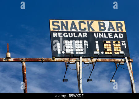 Erhöhte Vintage Gas Station anmelden nack Bar - regelmäßig - Unlead-Benzin, gegen eine verstreute blue sky. Stockfoto