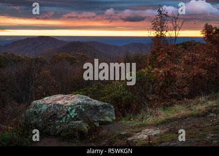 Dramatische Sicht der Shenandoah Nationalpark Berge und Felsen im Vordergrund vom Skyline Drive Stockfoto