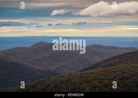 Blick vom Skyline Drive, Shenandoah National Park mit Blick auf die sanften Hügel und Berge Stockfoto