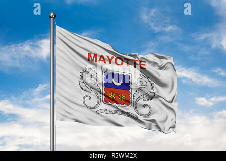 Flagge von Mayotte winken im Wind gegen Weiße bewölkt blauer Himmel. Stockfoto