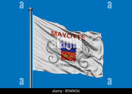 Flagge von Mayotte winken im Wind gegen den tiefblauen Himmel. Stockfoto