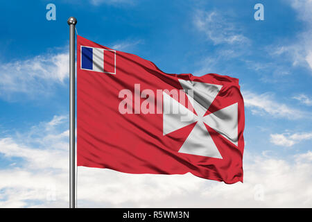 Flagge von Wallis und Futuna winken im Wind gegen Weiße bewölkt blauer Himmel. Stockfoto