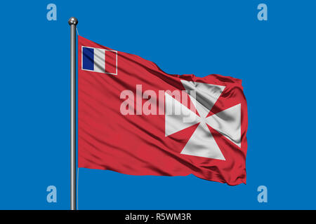 Flagge von Wallis und Futuna winken im Wind gegen den tiefblauen Himmel. Stockfoto