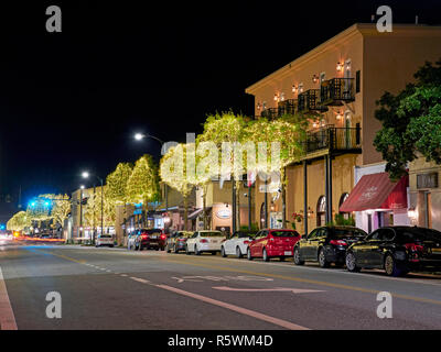 Hampton Inn Hotel vorne außen Eingang bei Nacht mit Weihnachtsbeleuchtung in den Bäumen in der kleinen Stadt Fairhope Alabama, USA. Stockfoto