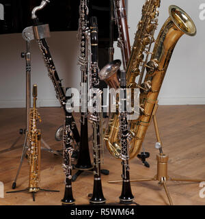 Eb, C, Bb Klarinette, Basset, Alto Klarinette, Klarinette, Bassklarinette, Eb Contra-alto Klarinette,. Sammlung von Holzblasinstrumenten. Stockfoto