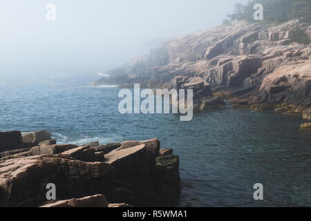 Neblige Küste Bild von Geröll und Granit Felsen entlang der Atlantikküste in Acadia National Park, Maine Stockfoto