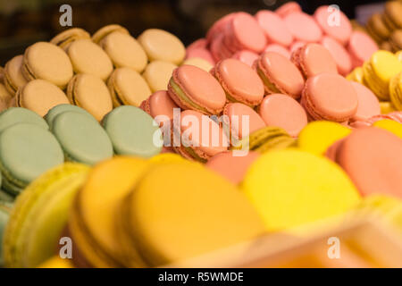 Vielzahl von bunte Macarons in Zeilen aus einer Bäckerei in Paris, Frankreich Stockfoto