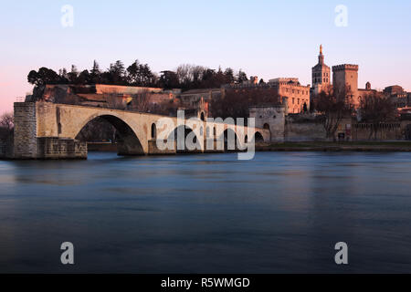 Letzte rosa Licht auf Pont Maruéjols-lès-Gardon oder Pont d'Avignon, ein teilweise zerstörte mittelalterliche Brücke in der Stadt Avignon in Südfrankreich Stockfoto