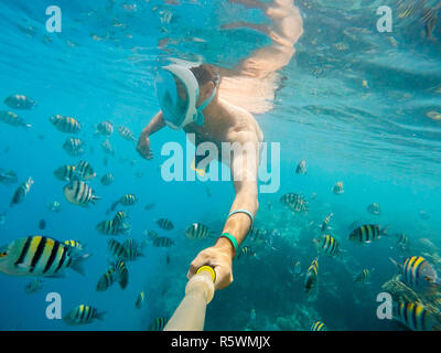 Man Schnorcheln im flachen Wasser auf Korallen Fische Stockfoto