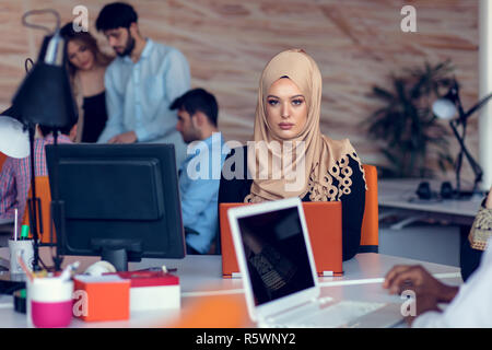 Junge kreative startup Geschäftsleute auf Treffen in modernen Büro Pläne und Projekte Stockfoto