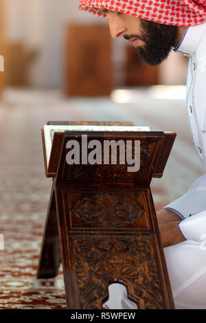 Ethnische mann lesen Koran und Gebet in der Moschee Stockfoto