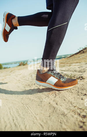 Laufsport. Mann runner Sprinten im Freien in malerischer Natur. Fit muskulös männlichen Athleten training Trail Running für Marathon laufen. Stockfoto