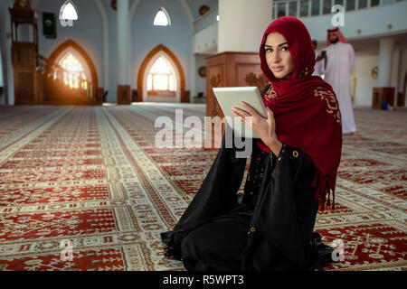 Junge betende Frau, die auf Knien in die Moschee Stockfoto