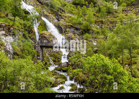 Schneeschmelze Wasserfall in Briksdal Tal, Olden, Norwegen. Stockfoto